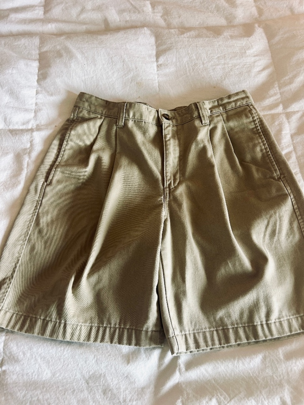 EDDIE BAUER PLEATED KHAKI SHORTS MENS 33